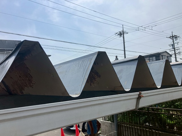 屋根の端部の雨樋